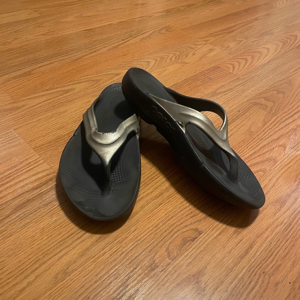 OOFOS Black and Gold Sandals with Comfort Footbed